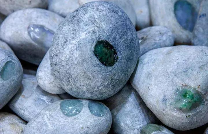 翡翠赌石的12种玩法图片,莫湾基翡翠原石赌石要诀