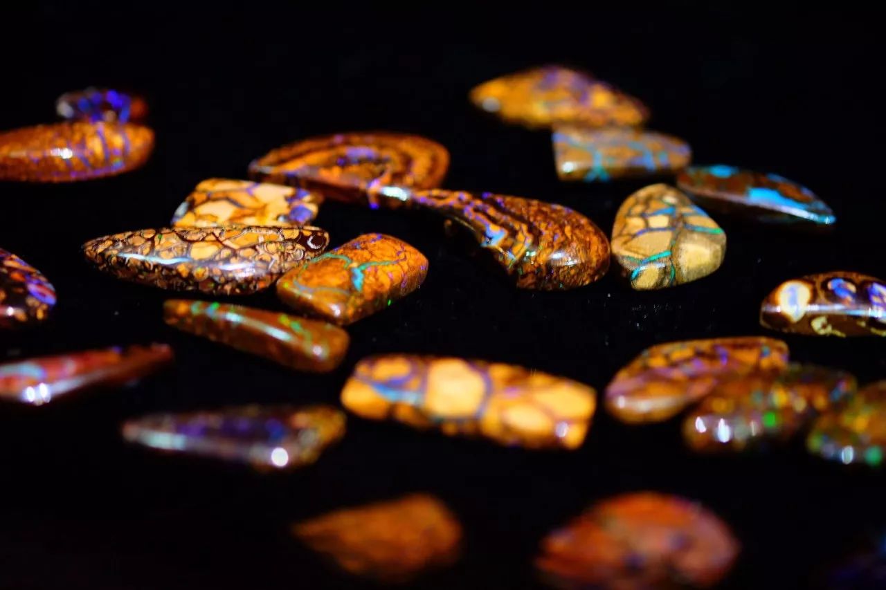 玉天下珠宝橱窗,玉天下