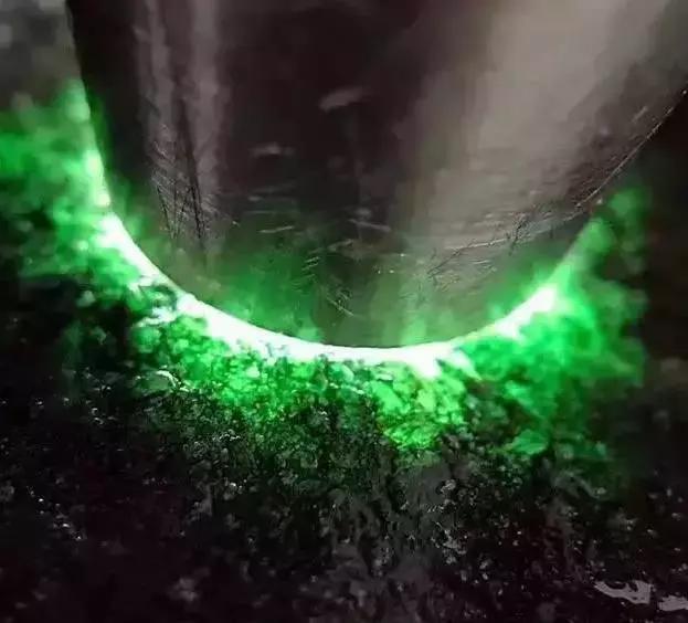 翡翠赌石的12种玩法图片,莫湾基翡翠原石赌石要诀