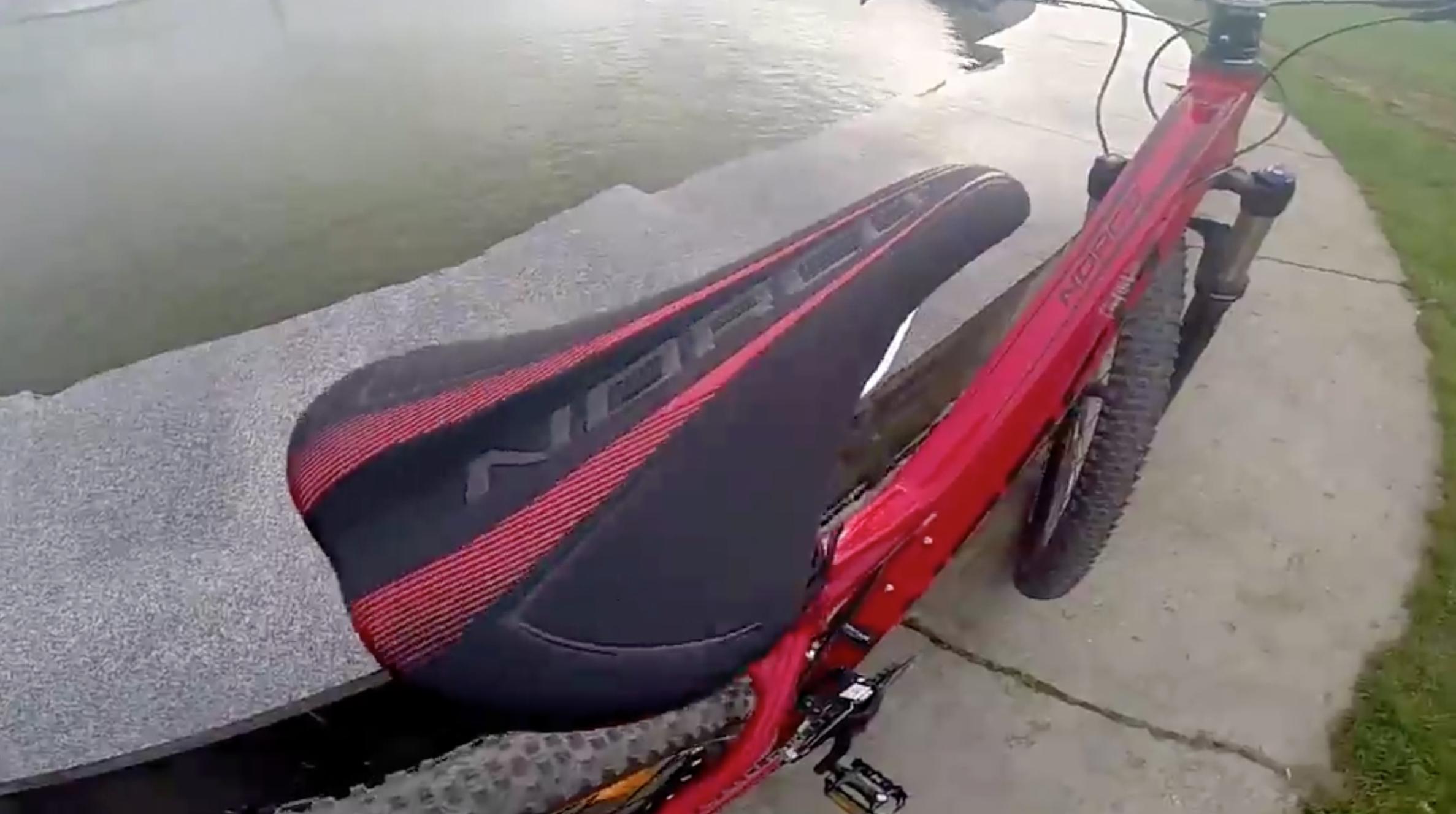 为你讲讲电影《七十七天》男主角穿越无人区的自行车究竟出自何方