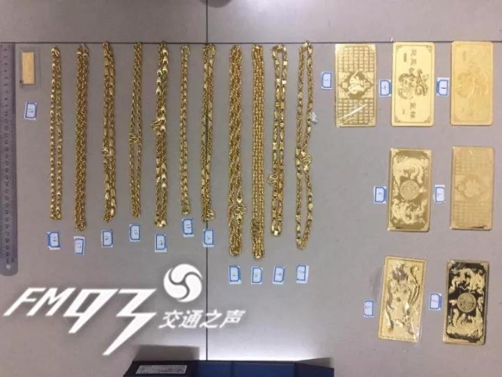 义乌男子买了8部iPhone8plus、7部三星，打一个电话扔一个！