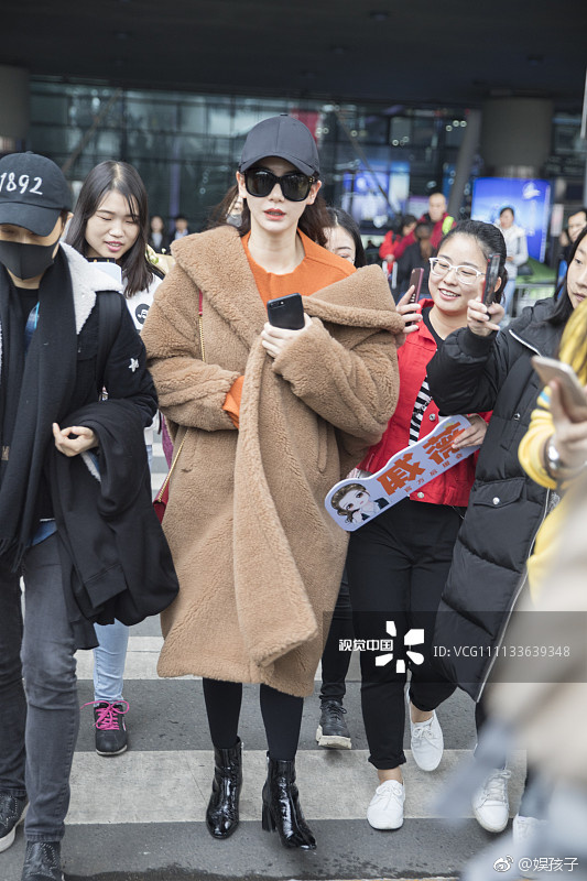 戚薇最新穿白色大衣的机场视频,戚薇驼色泰迪大衣