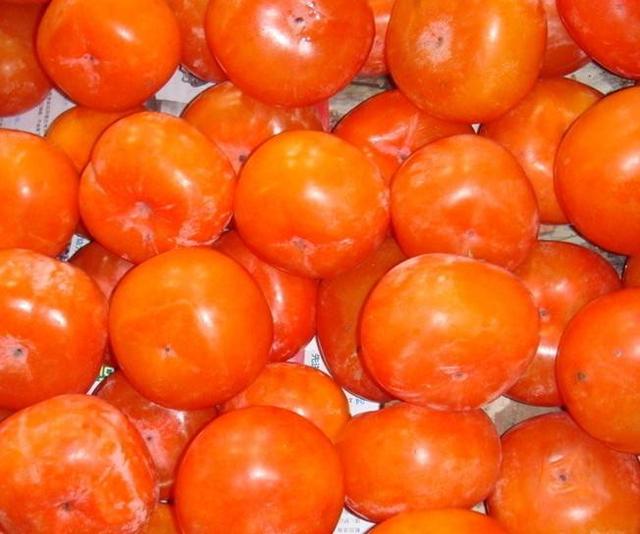 孕妈妈吃完柿子后呕吐不止,产科医生大骂其无知