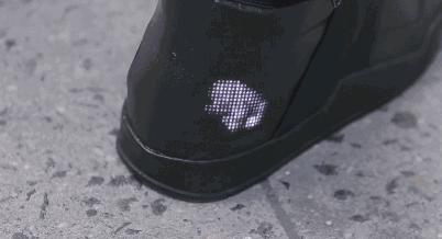 一双纯色的球鞋,一双能发光的球鞋