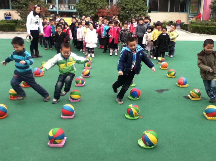幼儿园皮球室内趣味游戏,幼儿园户外游戏大班皮球玩法