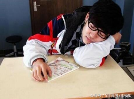 睡眠少怎么上课不困,上课犯困掐哪里能清醒