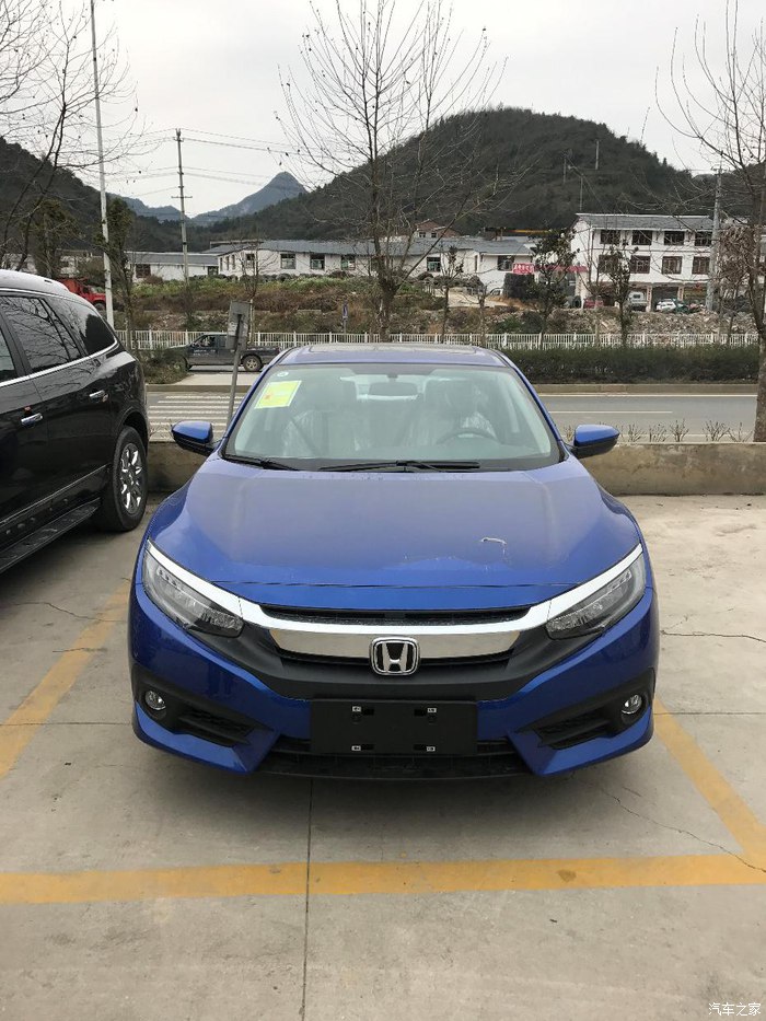 十代思域炫动蓝白色轮毂改装,思域十代炫动蓝内饰