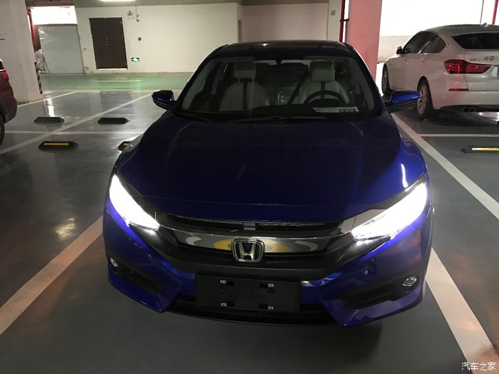 十代思域炫动蓝白色轮毂改装,思域十代炫动蓝内饰