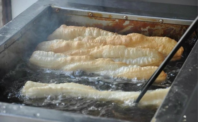 泡多源油条的制作方法,食堂做油条的配方