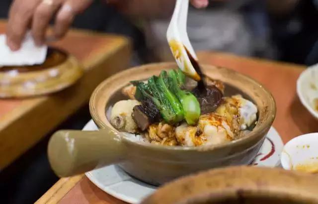 据说好的煲仔饭里的米饭啊，比肉还香！