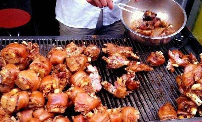 90后小张创业,1万元创业烤猪蹄