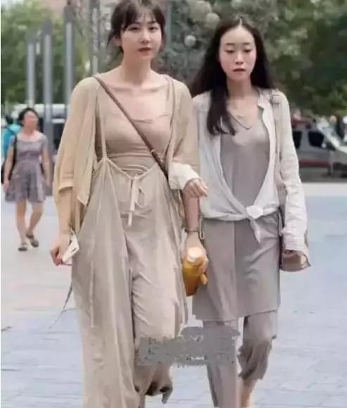 朋友说，日本姑娘这样斜挎包的很多，去了一次，果然大饱眼福