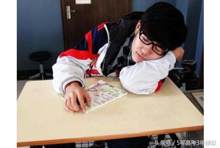 睡眠少怎么上课不困,上课犯困掐哪里能清醒