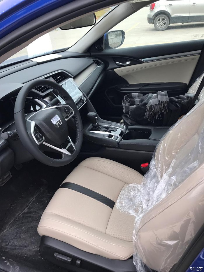 十代思域炫动蓝白色轮毂改装,思域十代炫动蓝内饰