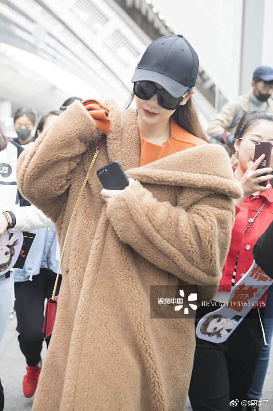 戚薇最新穿白色大衣的机场视频,戚薇驼色泰迪大衣