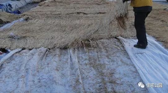 冬天浇筑混凝土必须盖塑料薄膜吗,冬天10度左右混凝土要做保温吗