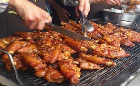 90后小张创业,1万元创业烤猪蹄