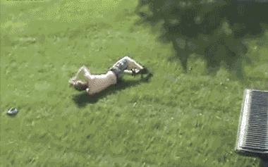 朋友说，日本姑娘这样斜挎包的很多，去了一次，果然大饱眼福