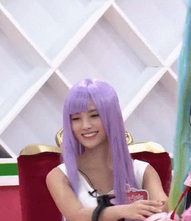 朋友说，日本姑娘这样斜挎包的很多，去了一次，果然大饱眼福