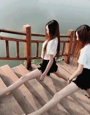 朋友说，日本姑娘这样斜挎包的很多，去了一次，果然大饱眼福