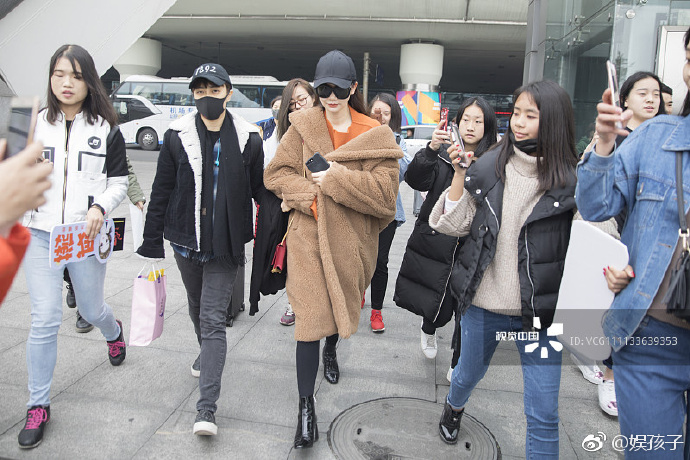 戚薇最新穿白色大衣的机场视频,戚薇驼色泰迪大衣
