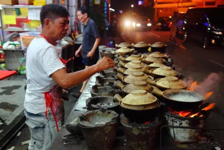 据说好的煲仔饭里的米饭啊，比肉还香！