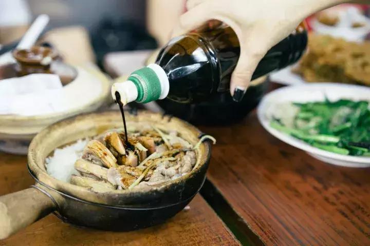 据说好的煲仔饭里的米饭啊，比肉还香！