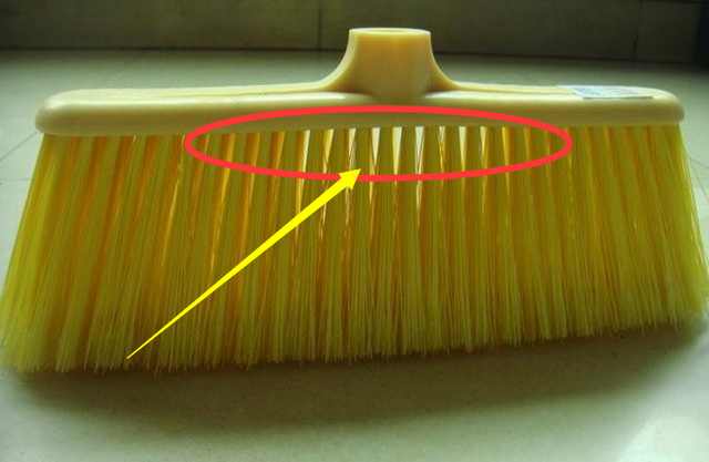 扫把不粘头发扫地小妙招,扫地总粘头发怎么处理