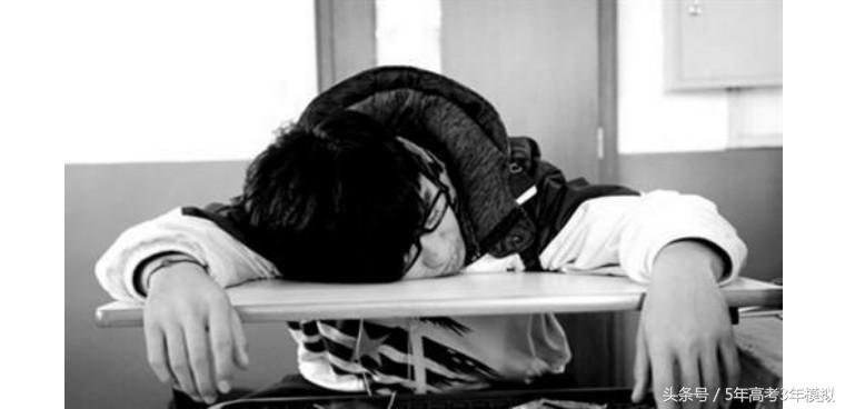 睡眠少怎么上课不困,上课犯困掐哪里能清醒