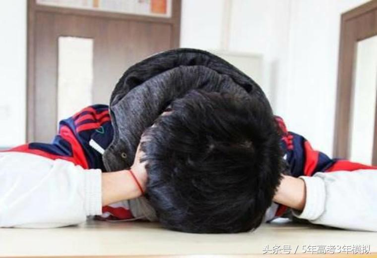 睡眠少怎么上课不困,上课犯困掐哪里能清醒