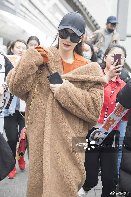 戚薇最新穿白色大衣的机场视频,戚薇驼色泰迪大衣