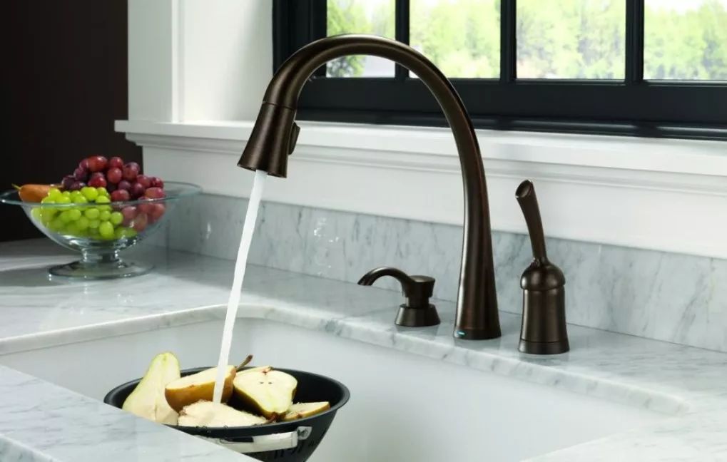 男性排尿不畅尿分叉用什么药,男性出现尿分叉的现象是什么原因