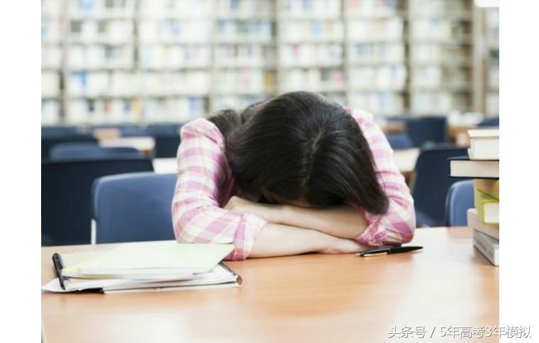 睡眠少怎么上课不困,上课犯困掐哪里能清醒
