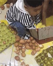 朋友说，日本姑娘这样斜挎包的很多，去了一次，果然大饱眼福