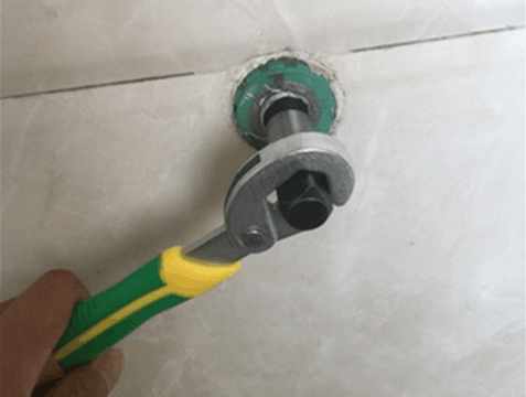 水龙头断了半截在墙孔土办法,水龙头断半截在墙里怎么办