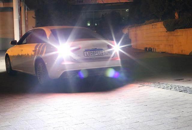 晚上倒车灯太暗,倒车时屁股后面什么都看不见