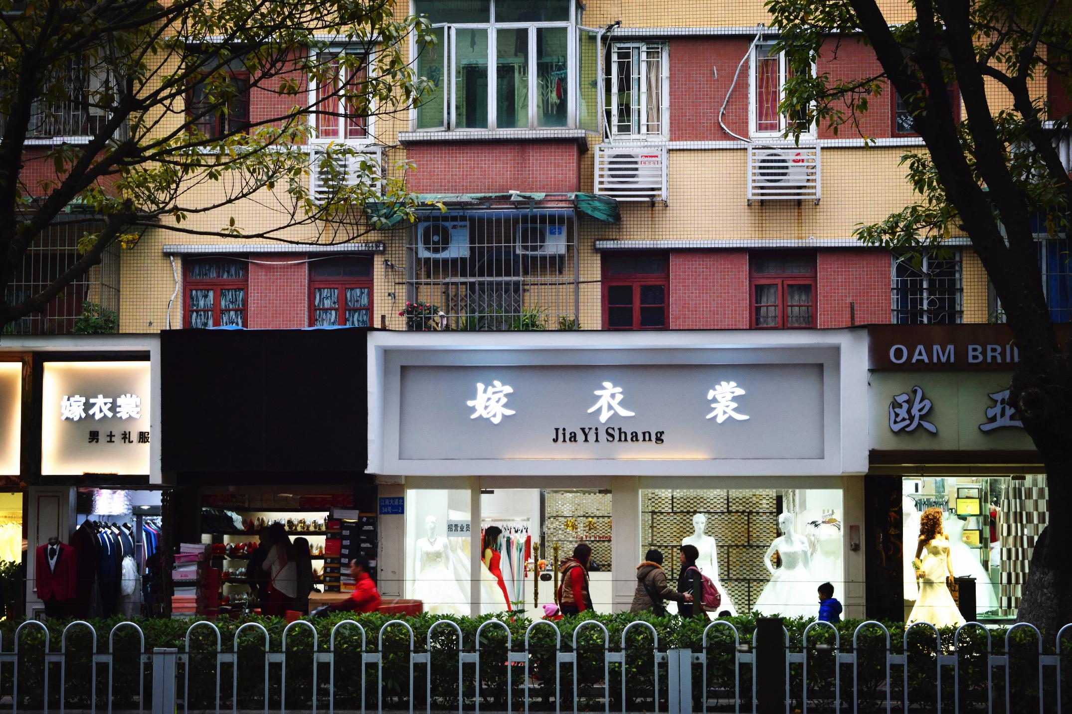 海珠｜遭遇电商冲击，婚纱街使出这些招数抓住客户