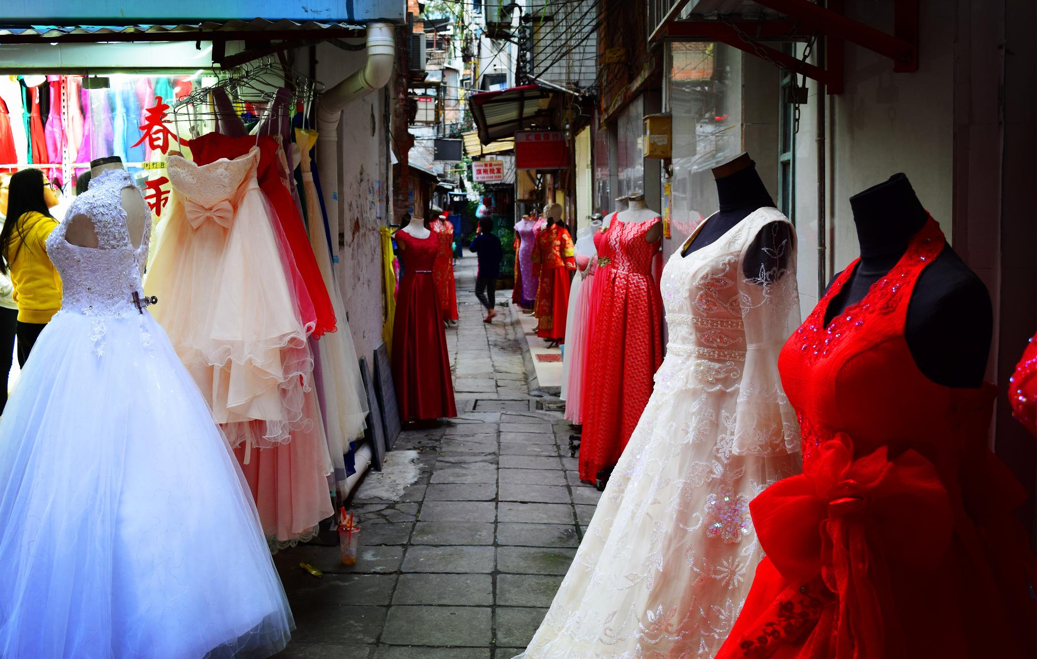 海珠｜遭遇电商冲击，婚纱街使出这些招数抓住客户