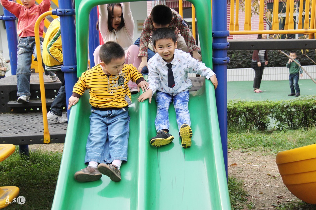 小朋友如何正确玩滑梯的视频,孩子玩滑滑梯最正确的姿势