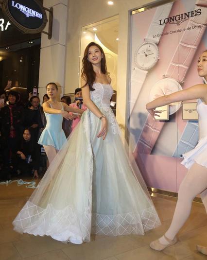 林志玲台下卖萌,林志玲卖萌甜美似少女