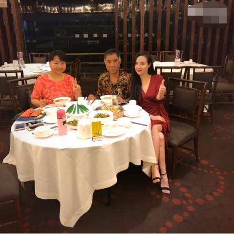 干露露陪父母喝早茶,细节处见孝顺