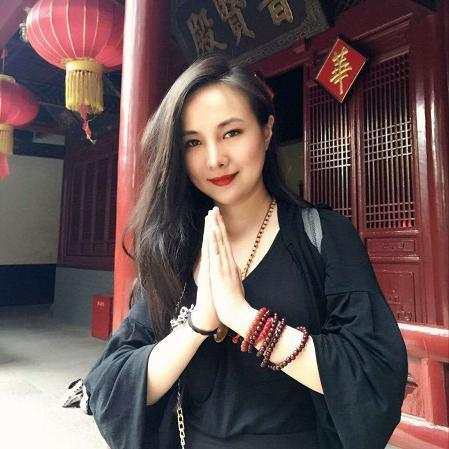 干露露陪父母喝早茶,细节处见孝顺