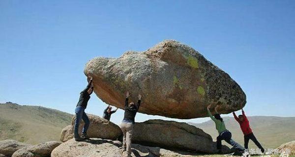 小姐姐你系完鞋带就快起来吧，都被人给看光，你长的好看才提醒你