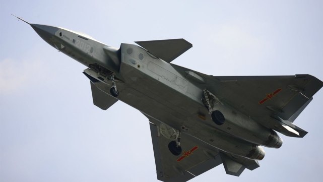 歼20和歼10哪个更厉害,歼20鸭翼幅度为什么那么大