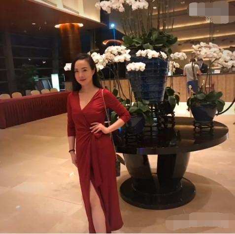 干露露陪父母喝早茶,细节处见孝顺