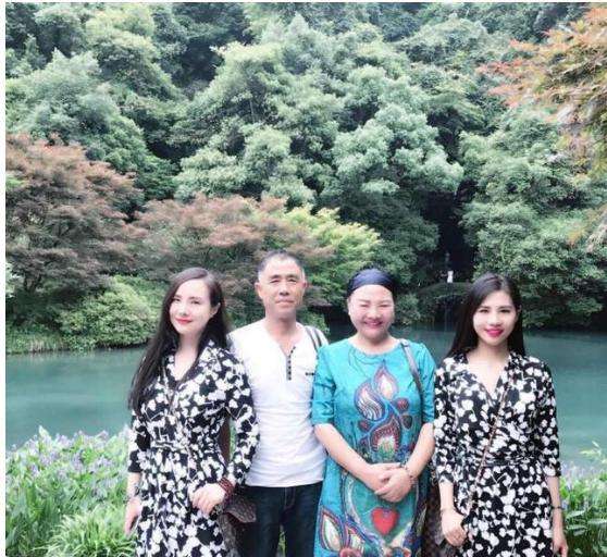 干露露陪父母喝早茶,细节处见孝顺