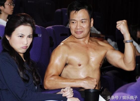 13岁习武，跑了三十多年龙套，如今在美国被金发女郎献吻演主角