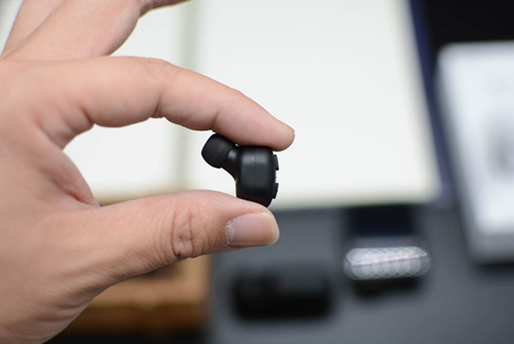 小到几乎可以隐藏！QCY超迷你蓝牙耳机评测