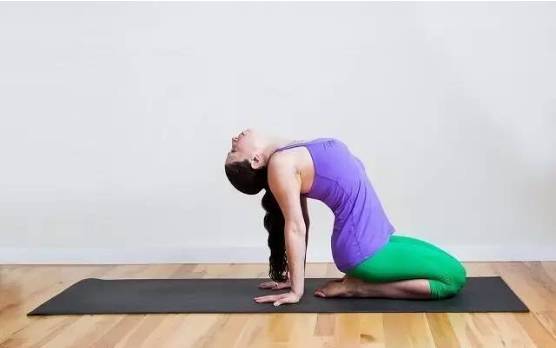 拉伸脖子肌肉瑜伽动作,脖子越来越粗背越来越厚的原因