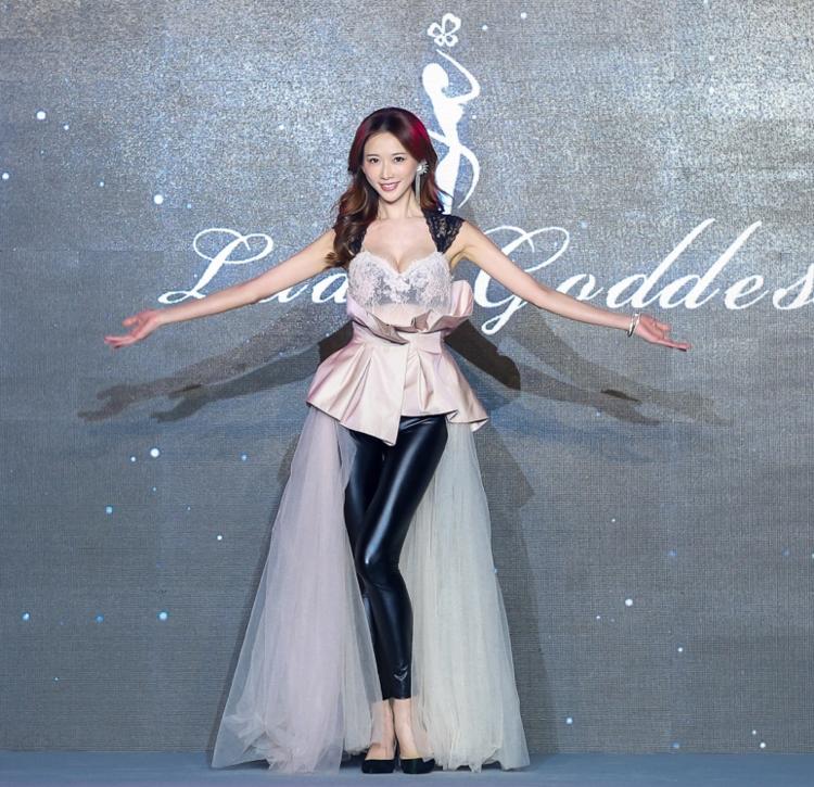 林志玲台下卖萌,林志玲卖萌甜美似少女